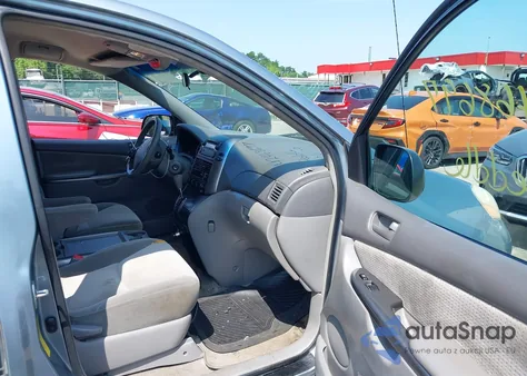 2010 Toyota Sienna Le from USA, damaged, VIN 5TDKK4CC7AS323234